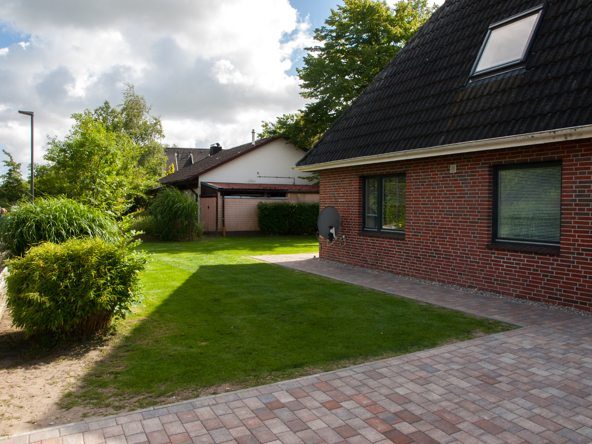 Hausfront mit Blick in den Garten